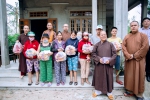 Phái đoàn Chùa Đức Hậu cứu trợ lũ lụt tại huyện Phú Vang