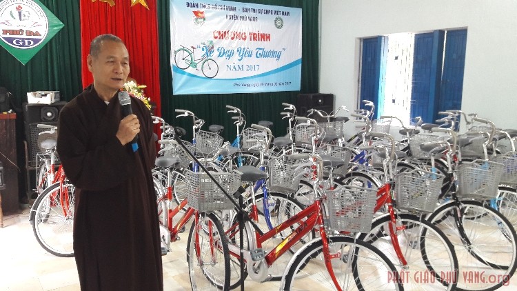Tặng xe đạp cho học sinh nghèo vượt khó  với chủ đề: " Xe Đạp Yêu Thương"