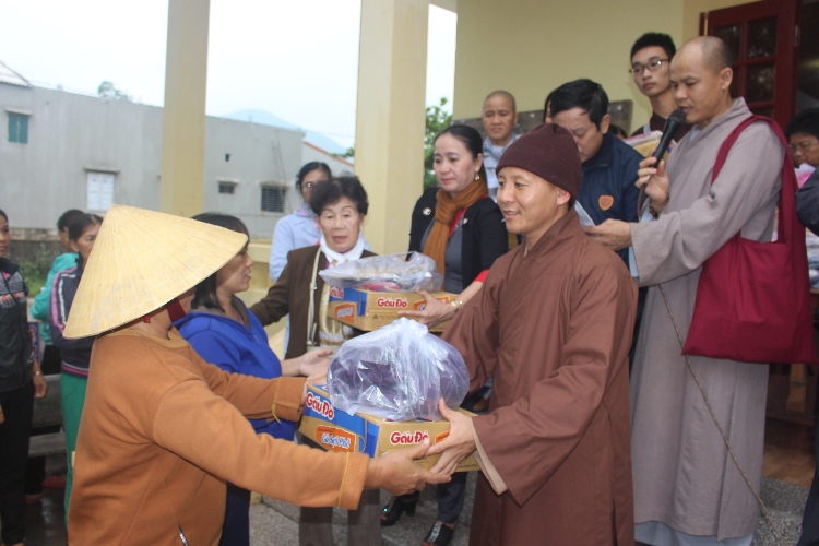 Phật giáo Phú Vang hỗ trợ đồng bào bị thiên tai tại xã Kỳ Giang - Hà Tĩnh