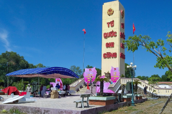 BTS Phật giáo huyện Phú Vang dâng hương tưởng niệm tại Nghĩa trang Liệt sĩ huyện nhân ngày 27/7