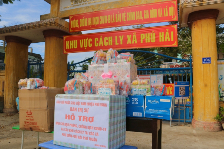 Đoàn Phật giáo huyện Phú Vang thăm và tặng quà đến các Khu cách ly trên địa bàn huyện Phú Vang