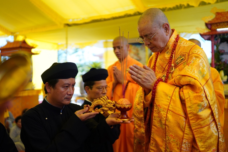 Đại lễ Trai đàn tưởng niệm cầu siêu anh linh chiến sĩ tại Nghĩa trang Liệt sĩ huyện Phú Vang và Nghĩa trang Liệt sĩ xã Phú Hải