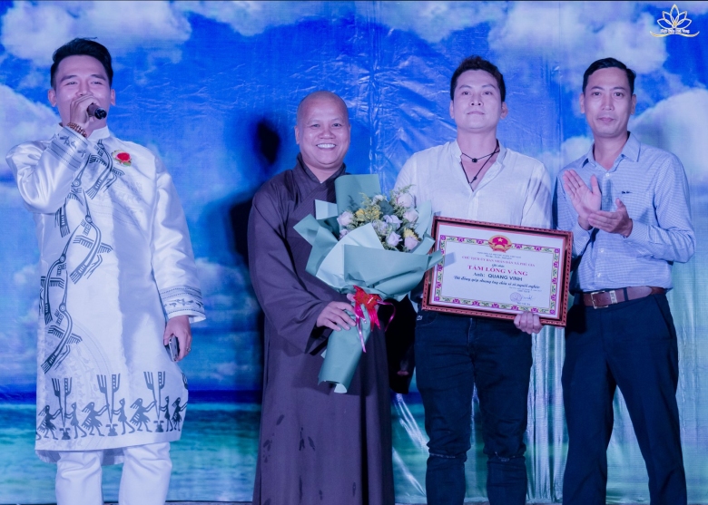 Đoàn nghệ sĩ TP HCM thực hiện Chương trình Văn Nghệ Cúng Dường và Tặng quà nhân Mùa Vu Lan Báo Hiếu